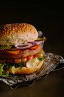 Hambúrguer gourmet no escuro — Fotografia de Stock