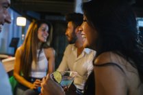 Persone che bevono al bar — Foto stock