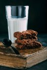 Chocolate brownie with a glass of milk — Stock Photo