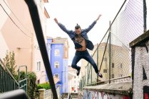 Hipster homem no salto — Fotografia de Stock