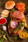 Ingredienti crudi per un hamburger gourmet — Foto stock