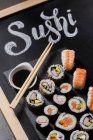 Sushi servido en mesa de madera - foto de stock