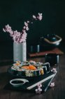 Sushi servido na mesa de madeira — Fotografia de Stock