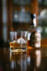 Bicchiere di whisky sulle rocce — Foto stock