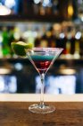Cocktail servito sul bancone del bar . — Foto stock