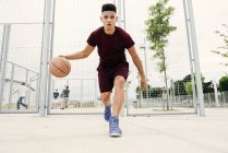 Homem correndo com basquete — Fotografia de Stock