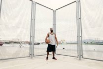 Homme confiant posant avec le basket — Photo de stock