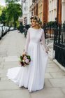 Wunderschöne Braut in der Straße — Stockfoto