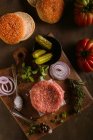 Сирі інгредієнти для гастрономічного бургеру — стокове фото