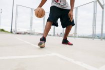 Crop man jouer au basket — Photo de stock