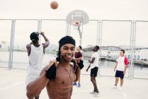 Muscoloso uomo nero sul campo sportivo di basket — Foto stock