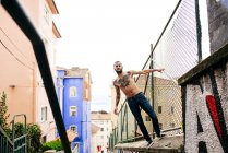 Hemdlos tätowierter Mann posiert — Stockfoto