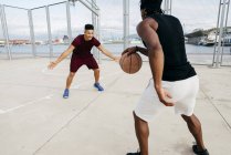 Homens jogando basquete — Fotografia de Stock