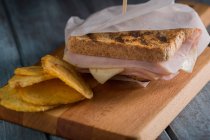 Sanduíche de presunto e queijo grelhados — Fotografia de Stock
