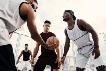 Calcio di inizio partita di basket — Foto stock