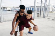Männer spielen Basketball — Stockfoto