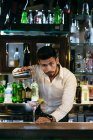 Проливним коктейлів бармена — стокове фото
