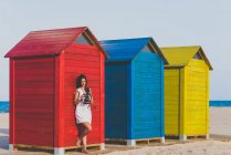 Frau mit Kamera am Strand — Stockfoto