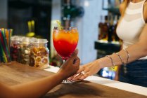 Hände des Barmanns und des Kunden — Stockfoto