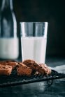 Шоколадне брауні зі склянкою молока — стокове фото