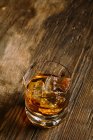 Verre de whisky sur table en bois — Photo de stock