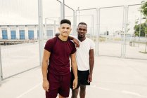 Junge sportliche Männer posieren in der Hocke — Stockfoto