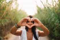 Woman makes heart shape with hands — Stock Photo