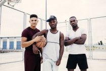Уверенные в себе мужчины с баскетболом — стоковое фото
