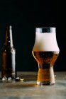 Bicchiere di birra fredda su buio — Foto stock