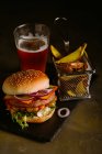 Burger gastronomique sur noir — Photo de stock