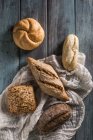 Различные виды хлеба — стоковое фото
