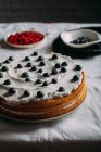 Подготовка ягод торт с йогуртом глазури — стоковое фото
