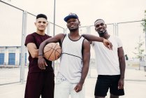 Hombres confiados con baloncesto - foto de stock