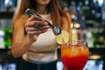 Barista donna che serve cocktail — Foto stock