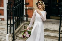 Elegante Braut berührt Schulter — Stockfoto