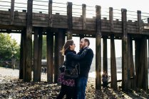 Couple embracing on coast — Stock Photo