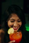 Веселая женщина пьет коктейль — стоковое фото