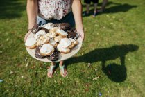 Anonyme Frau hält Teller mit Keksen — Stockfoto