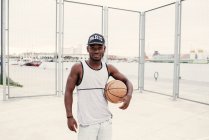 Hombre negro con baloncesto - foto de stock