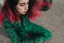 Fille avec salon de coiffure rose sur asphalte — Photo de stock