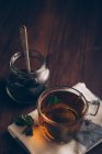 Vapeur tasse de thé sur sombre — Photo de stock