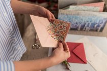 Frau in Werkstatt dekoriert Briefumschläge — Stockfoto