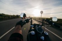 Людина їзда мотоцикл — стокове фото