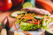 Sanduíche vegetariano com alface — Fotografia de Stock