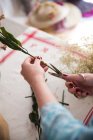 Женщина режет листья для украшения — стоковое фото