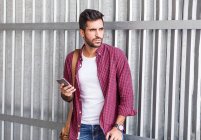 Stylischer Mann posiert mit Smartphone — Stockfoto