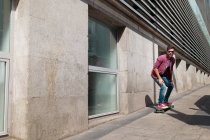 Homme élégant équitation skateboard — Photo de stock