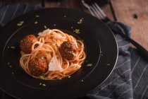 Spaghetti con polpette e salsa di pomodoro — Foto stock