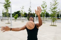 Чёрный мужчина играет в баскетбол — стоковое фото