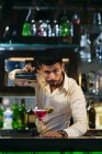 Bartender derramando coquetel — Fotografia de Stock